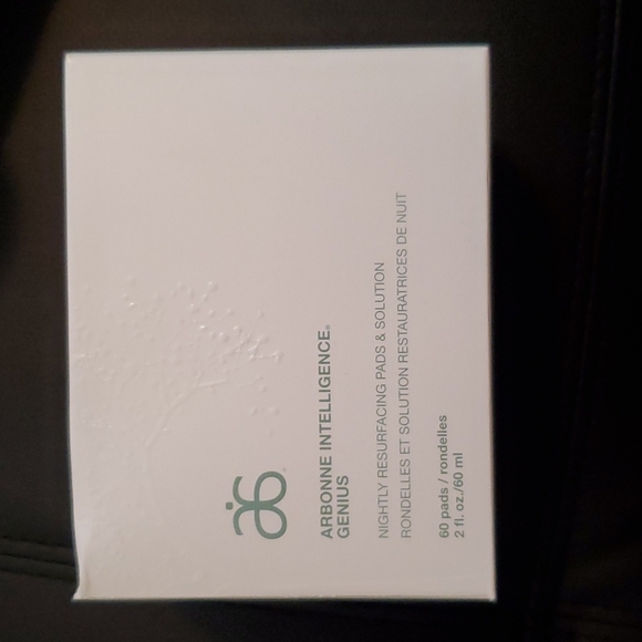 Arbonne Intelligence Genius  Nightly Resurfacing Pads & Solution - Picture 2 of 5